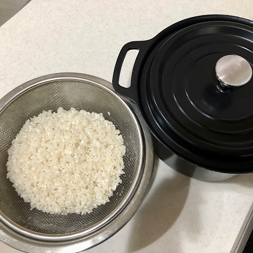 ニトリのアルミ無水鍋（ココット鍋）と水切り中のお米